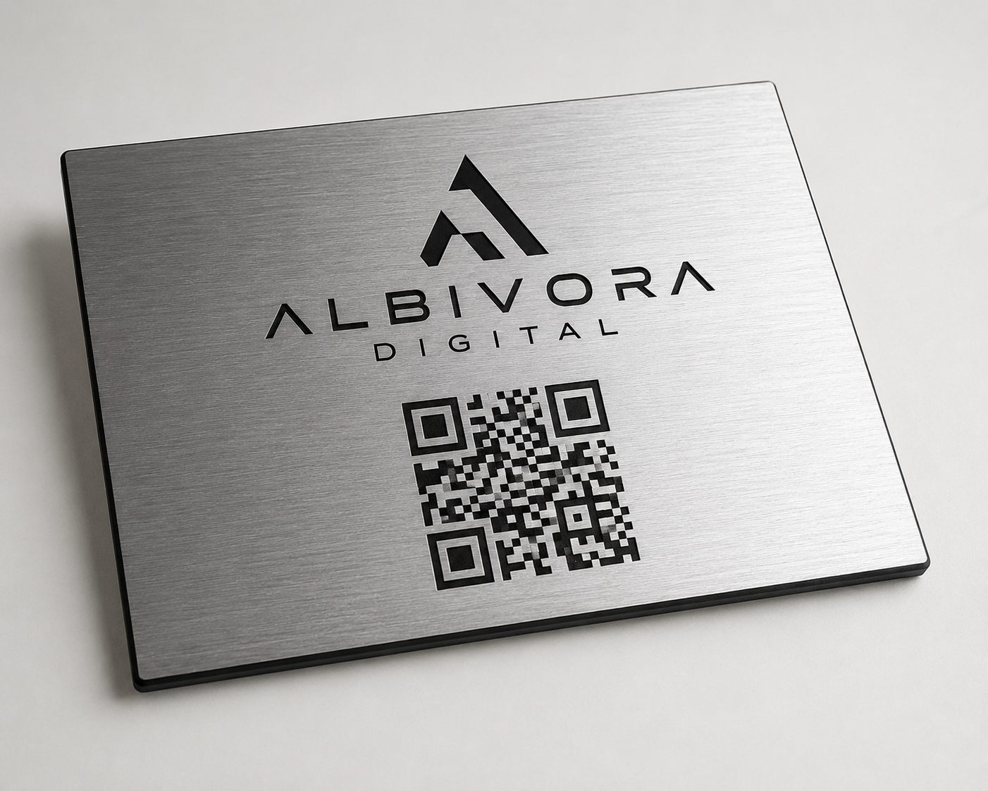 Graviertes Gravur-ABS-Schild in gebürsteter Metalloptik mit Albivora Logo und QR-Code