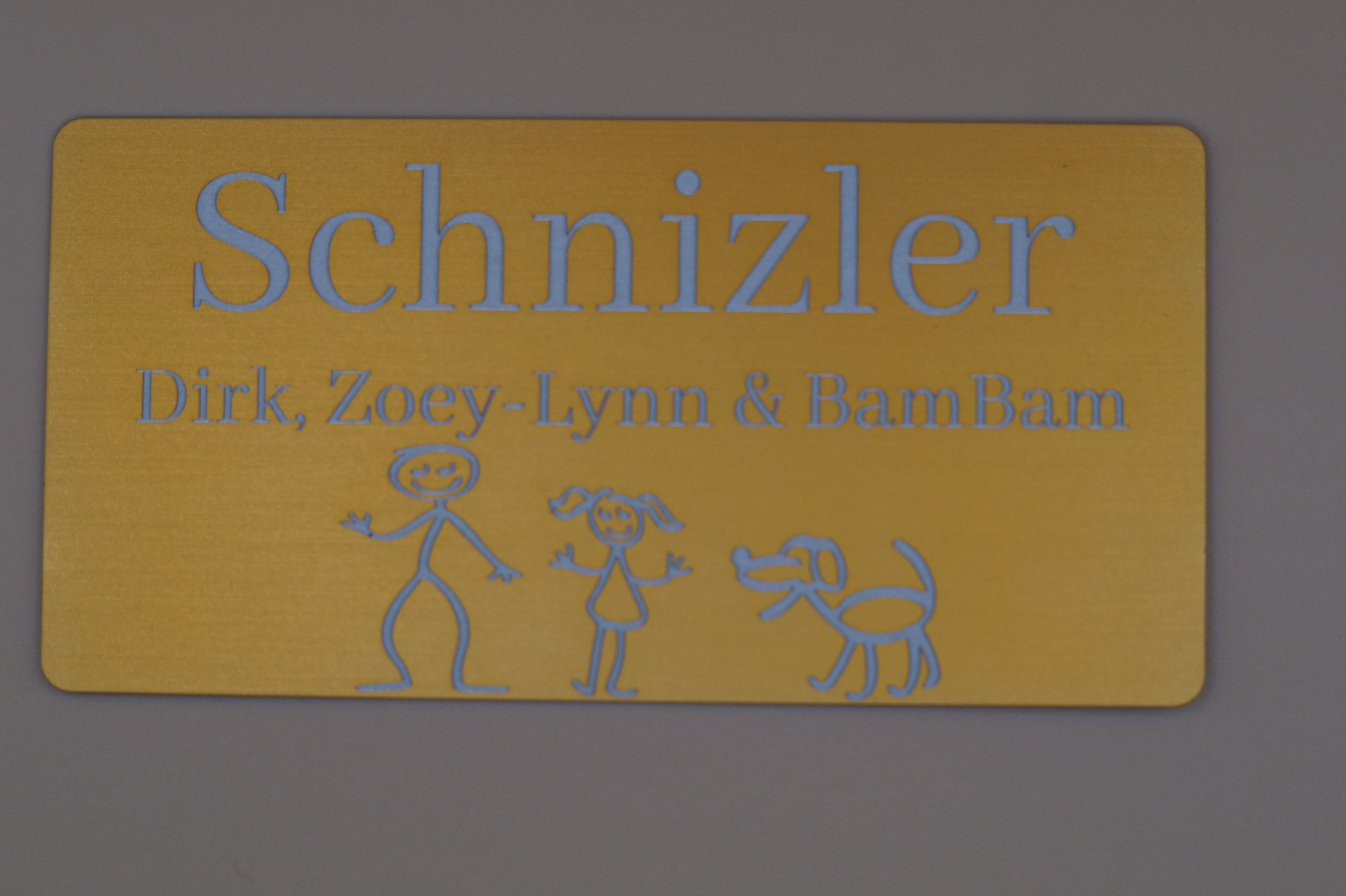Graviertes Türschild Schnizler aus gold eloxiertem Aluminium